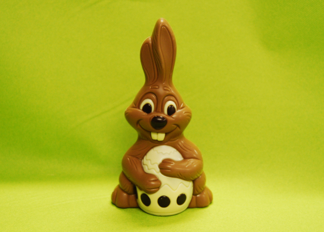 * Haas met ei vooraan 19cm