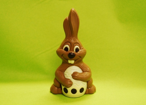 * Haas met ei vooraan 19cm